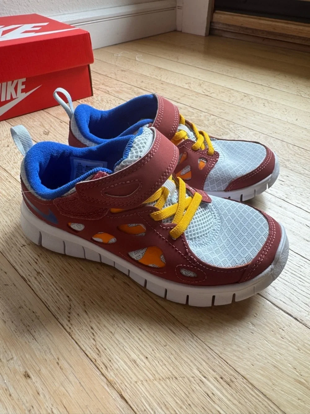 *NWT* NIKE ‘Free Run 2’ Kids Sneakers NEW IN BOX